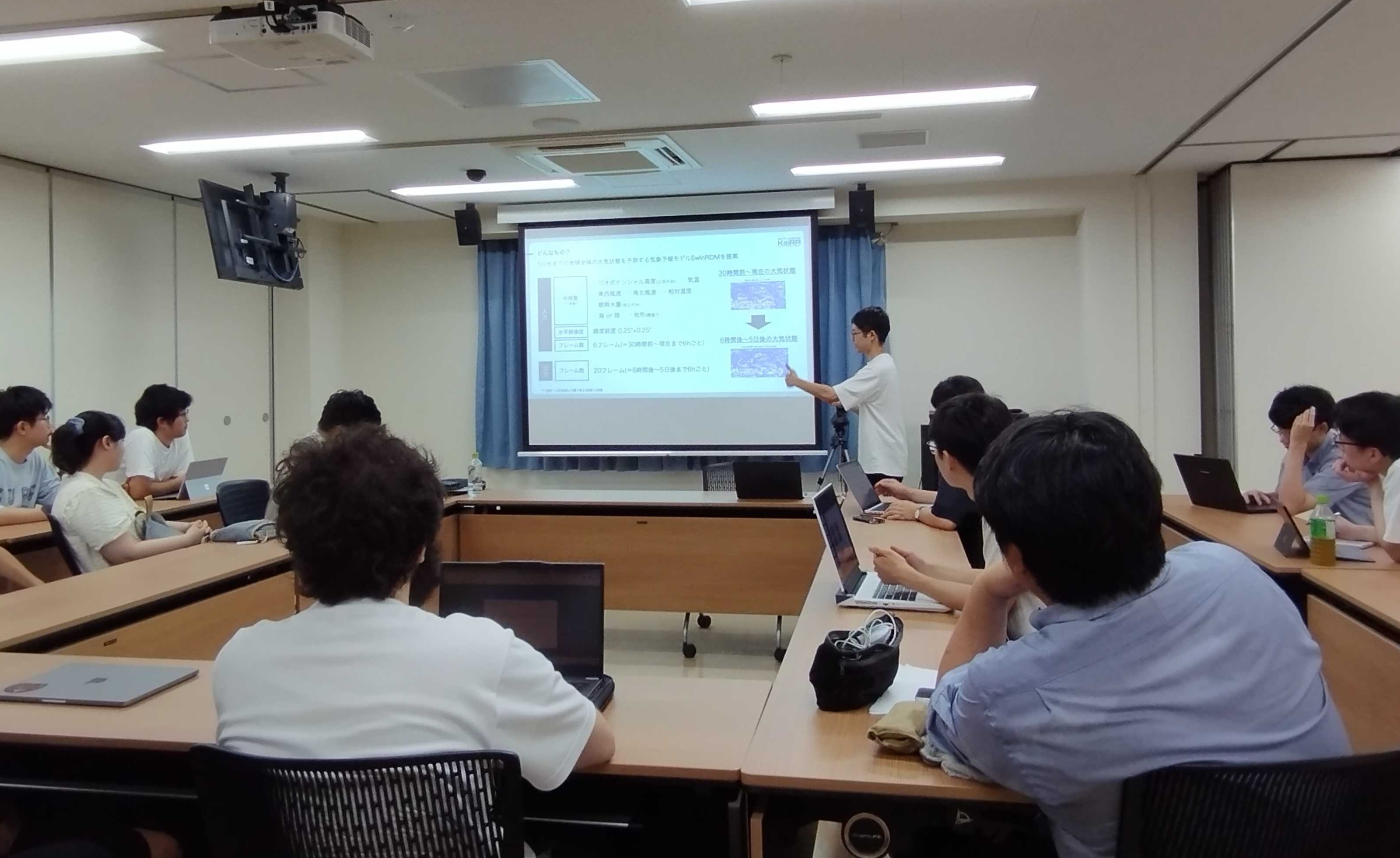 AAAI論文読みLT会で、メンバーが発表している様子